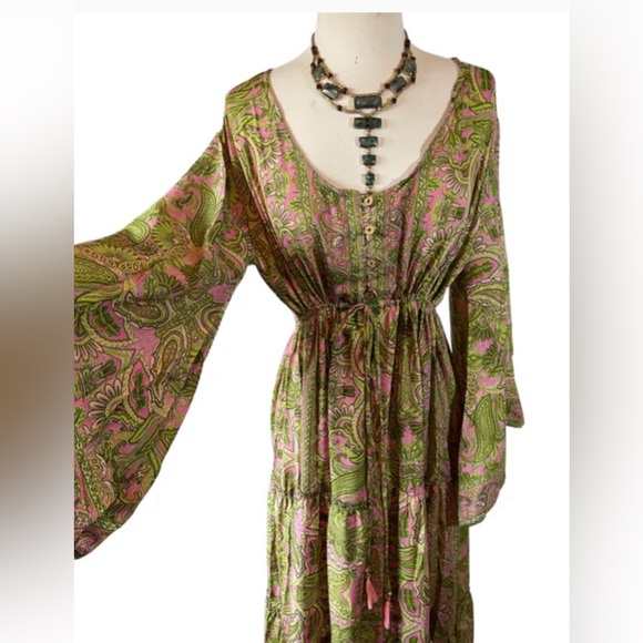 Beautiful bohemian 70% SILK 30% Viscose
maxi dress with bell sleeves - Picture 2 of 13